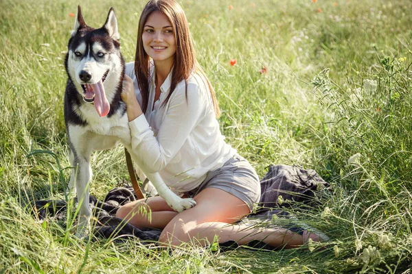 Belle Jeune Femme Jouant Avec Chien Husky Drôle Extérieur Parc — Photo