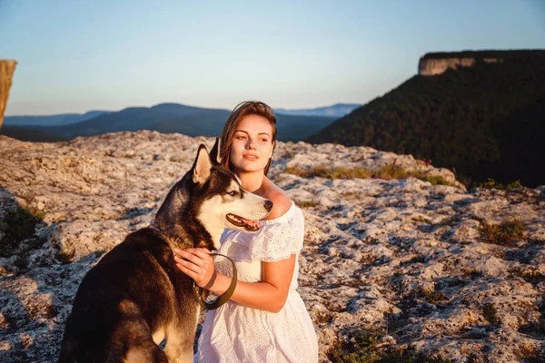 Νεαρή Γυναίκα Husky Σκυλί Μια Ηλιόλουστη Μέρα Κάθεται Στα Ψηλά — Φωτογραφία Αρχείου