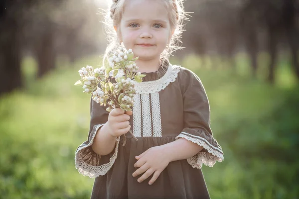 Pequena Menina Bonito Vestido Jardim Flor Menina Bonito Anos Segurando — Fotografia de Stock