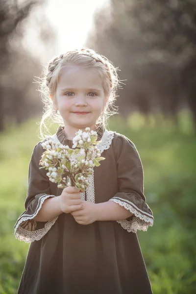Malá Roztomilá Dívka Šatech Květinové Zahradě Roztomilé Dítě Dívka Roky — Stock fotografie
