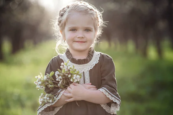 Malá Roztomilá Dívka Šatech Květinové Zahradě Roztomilé Dítě Dívka Roky — Stock fotografie