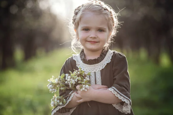 Pequena Menina Bonito Vestido Jardim Flor Menina Bonito Anos Segurando — Fotografia de Stock