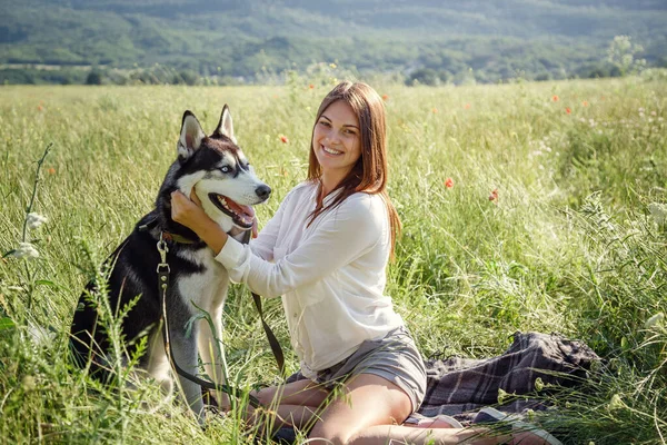 Mooie Jonge Vrouw Spelen Met Grappige Husky Hond Buiten Het — Stockfoto