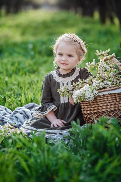 Pequeña Linda Chica Vestido Jardín Flores Linda Niña Años Sosteniendo — Foto de Stock