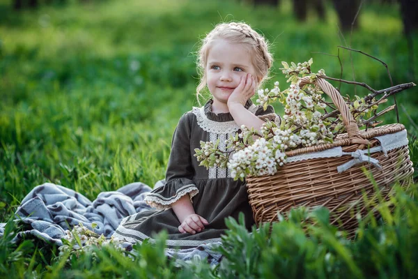 Petite Fille Mignonne Robe Dans Jardin Fleuri Bébé Fille Mignonne — Photo