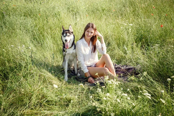 Schöne Junge Frau Spielt Mit Lustigem Husky Hund Park Sommerzeit — Stockfoto