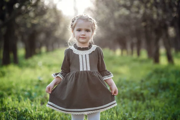 Pequena Menina Bonito Vestido Jardim Flor Menina Bonito Anos Segurando — Fotografia de Stock