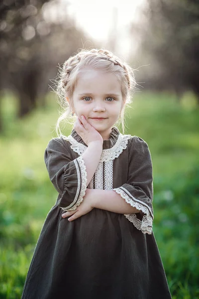 Pequena Menina Bonito Vestido Jardim Flor Menina Bonito Anos Segurando — Fotografia de Stock