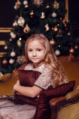 Mumlar ve hediyelerle köknar ağacı ve şömine önünde rahibeler. Yeni yıl arifesi. Noel arifesi. Köknar ağacında sıcak bir tatil Işıklar ve altın dekor ile.