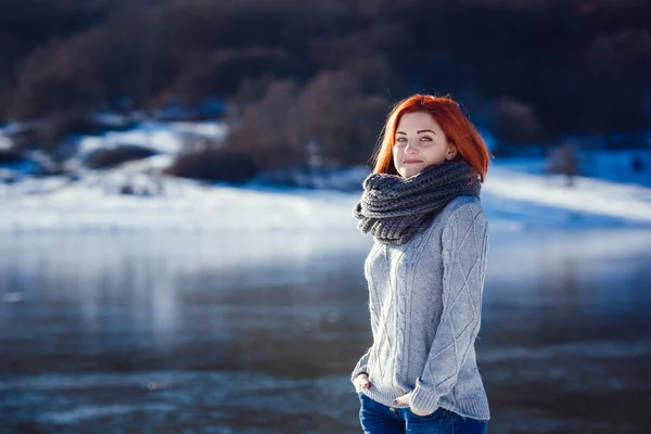 Portret Zima Młoda Piękna Brunetka Kobieta Ubrana Dzianiny Snood Pokryte — Zdjęcie stockowe