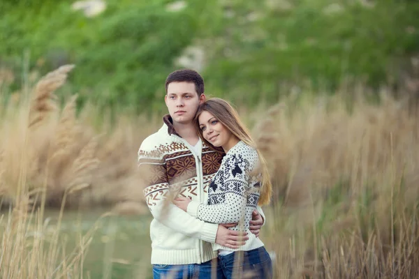 Casal Jovem Amor Livre Retrato Smiling Beauty Girl Seu Bonito — Fotografia de Stock