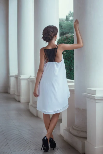 Hermosa Mujer Posando Vestido Largo Livadia —  Fotos de Stock