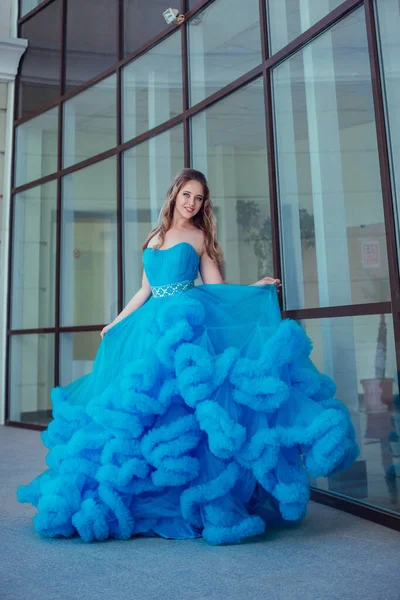 Hermosa Modelo Vestido Azul Sobre Fondo Neutro — Foto de Stock