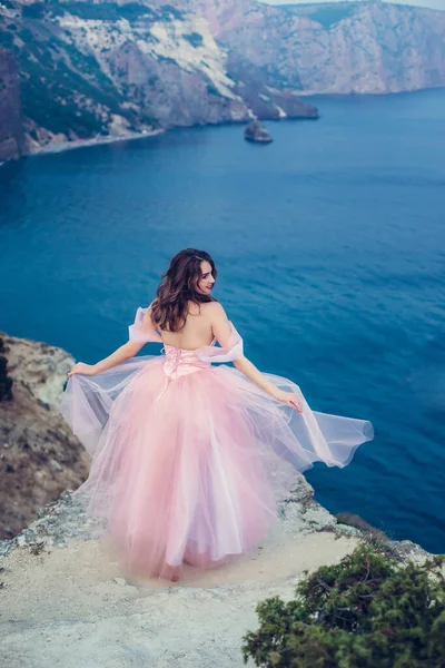 Belle Giovani Donne Eleganti Con Palloncini Ainbow Mano Contro Cielo — Foto Stock