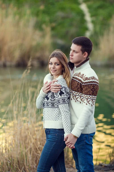 Mladý Pár Zamilovaný Venku Portrét Usměvavé Krásy Dívka Její Pohledný — Stock fotografie