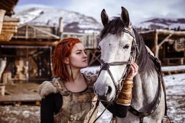 Mujer Vikinga Con Martillo Una Ropa Guerrera Tradicional Contexto Gran —  Fotos de Stock
