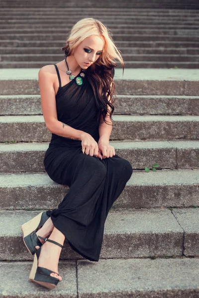 Portrait Mode Jeune Belle Fille Robe Longue Noire Marchant Dans — Photo
