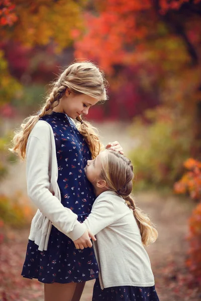 Two Cheerful Sisters Playing Park Warm Autumn Day — Stock Photo, Image