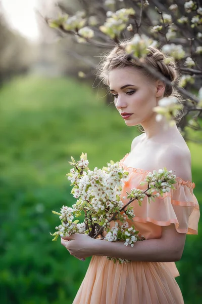 Meisje Met Blond Haar Een Lichte Jurk Bloeiende Tuin Concept — Stockfoto