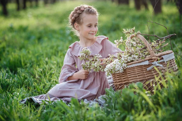 Belle Fille Ans Posant Dans Jardin Pâques Profite Printemps Chaleur — Photo