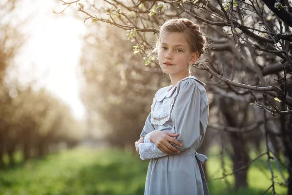 Menina Bonita Anos Posando Jardim Hora Páscoa Goza Primavera Calor — Fotografia de Stock