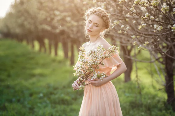 Flicka Med Blont Hår Ljus Klänning Blommande Trädgård Begreppet Kvinnligt — Stockfoto