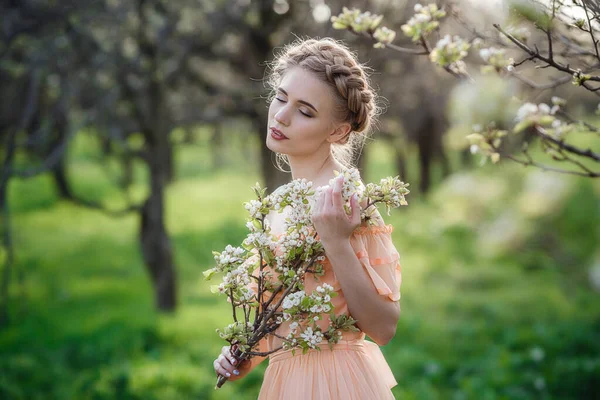 Menina Com Cabelo Loiro Vestido Leve Jardim Florido Conceito Moda — Fotografia de Stock