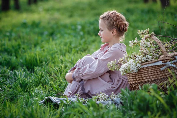 Bella Ragazza Anni Posa Giardino Tempo Pasqua Gode Primavera Calore — Foto Stock