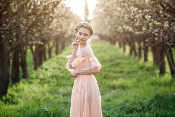 Menina Com Cabelo Loiro Vestido Leve Jardim Florido Conceito Moda — Fotografia de Stock