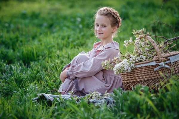 Beautiful Girl Year Old Posing Garden Easter Time Enjoys Spring — Stock Photo, Image