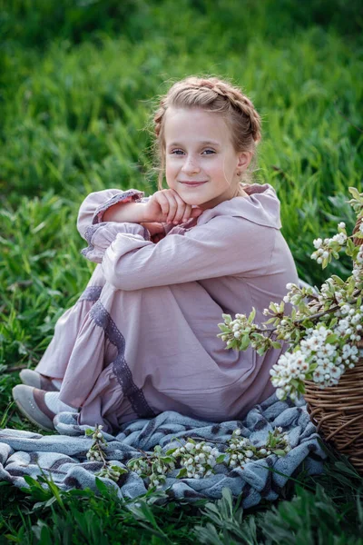 Menina Bonita Anos Posando Jardim Hora Páscoa Goza Primavera Calor — Fotografia de Stock