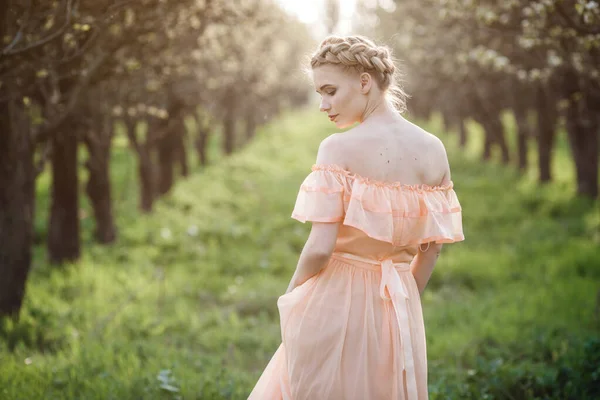 Chica Con Pelo Rubio Vestido Ligero Jardín Floreciente Concepto Moda — Foto de Stock