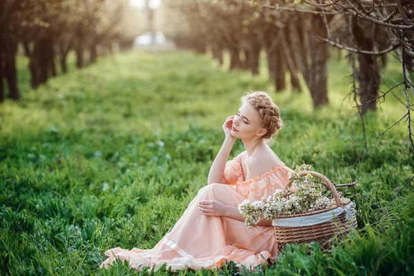 Dziewczyna Blond Włosami Jasnej Sukience Kwitnącym Ogrodzie Koncepcja Kobiecej Wiosennej — Zdjęcie stockowe