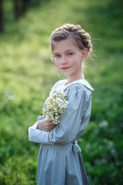 Menina Bonita Anos Posando Jardim Hora Páscoa Goza Primavera Calor — Fotografia de Stock