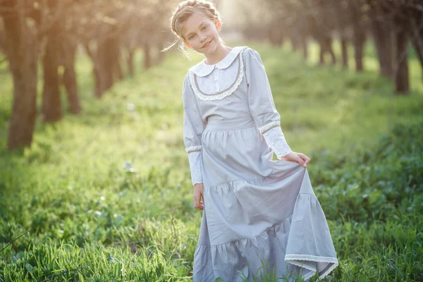 Menina Bonita Anos Posando Jardim Hora Páscoa Goza Primavera Calor — Fotografia de Stock