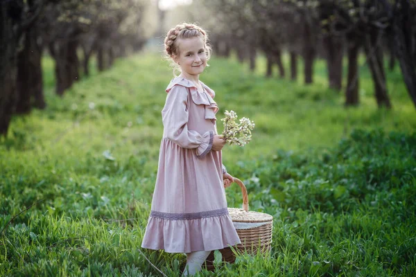 Όμορφο Κορίτσι Ετών Ποζάρει Στον Κήπο Πάσχα Απολαμβάνει Την Άνοιξη — Φωτογραφία Αρχείου