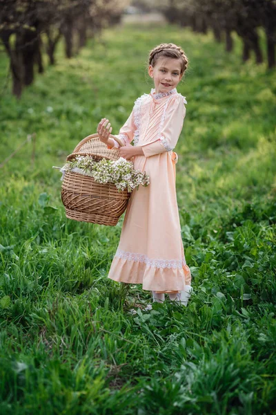 Hermosa Niña Años Posando Jardín Tiempo Pascua Disfruta Primavera Calor —  Fotos de Stock