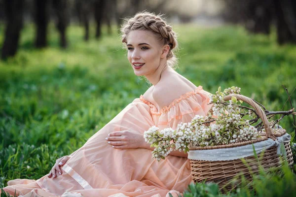 Menina Com Cabelo Loiro Vestido Leve Jardim Florido Conceito Moda — Fotografia de Stock