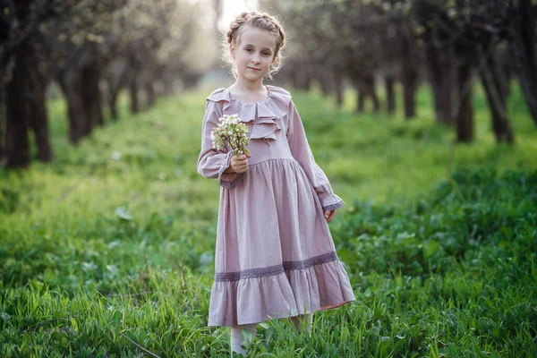 Belle Fille Ans Posant Dans Jardin Pâques Profite Printemps Chaleur — Photo