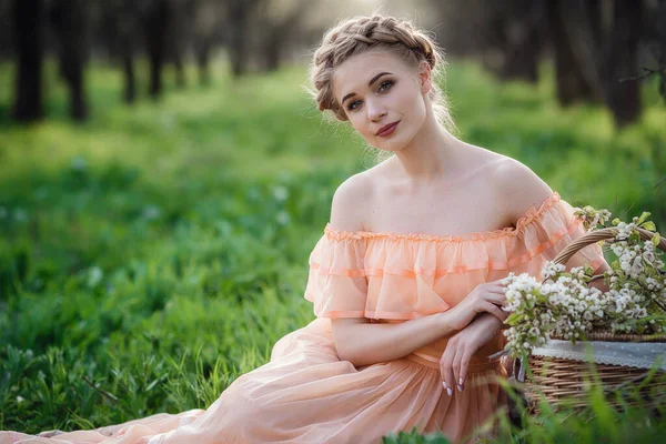 Dívka Blond Vlasy Lehkých Šatech Kvetoucí Zahradě Koncepce Ženské Jarní — Stock fotografie