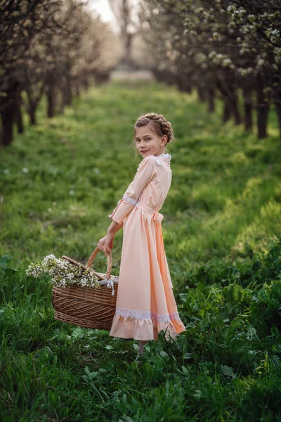 Hermosa Niña Años Posando Jardín Tiempo Pascua Disfruta Primavera Calor —  Fotos de Stock