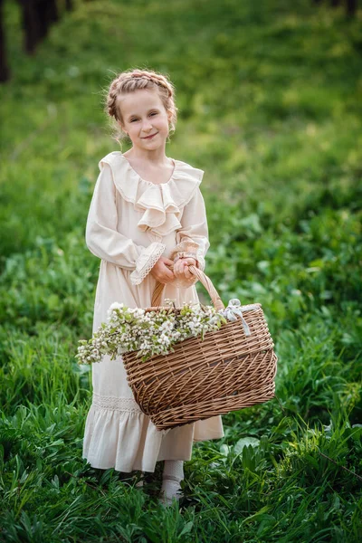 Όμορφο Κορίτσι Ετών Ποζάρει Στον Κήπο Λευκό Φόρεμα Πάσχα Απολαμβάνει — Φωτογραφία Αρχείου