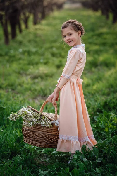 Schöne Mädchen Jahre Alt Posiert Garten Osterzeit Genießt Frühling Und — Stockfoto