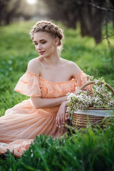 Menina Com Cabelo Loiro Vestido Leve Jardim Florido Conceito Moda — Fotografia de Stock