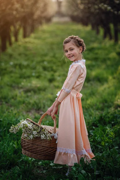 Krásná Dívka Let Pózuje Zahradě Velikonoce Užívá Jaro Teplo Krásná — Stock fotografie