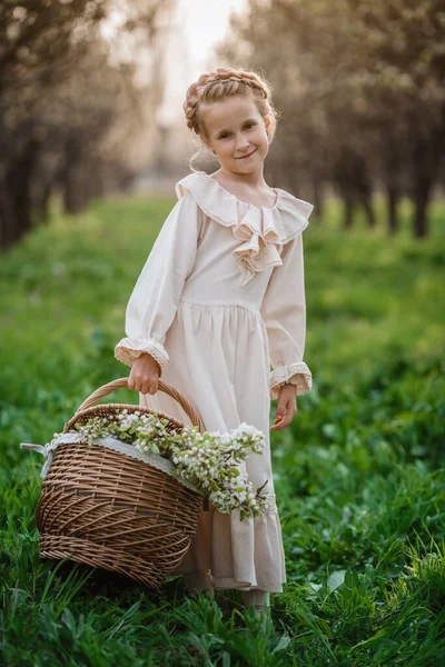 Belle Fille Ans Posant Dans Jardin Robe Blanche Pâques Profite — Photo