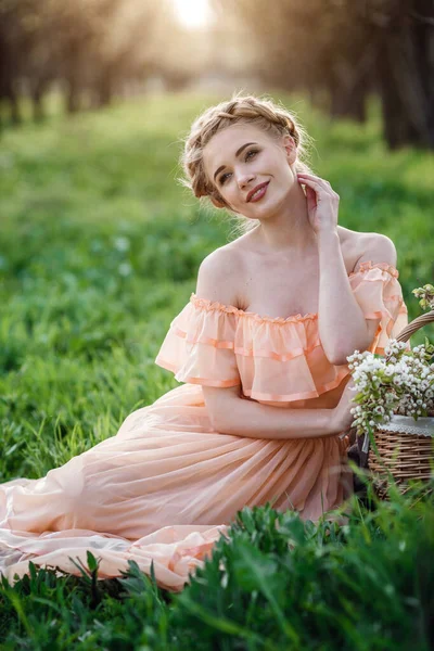 Menina Com Cabelo Loiro Vestido Leve Jardim Florido Conceito Moda — Fotografia de Stock