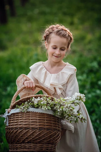 Hermosa Niña Años Posando Jardín Vestido Blanco Tiempo Pascua Disfruta — Foto de Stock