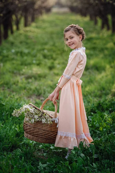 Hermosa Niña Años Posando Jardín Tiempo Pascua Disfruta Primavera Calor —  Fotos de Stock