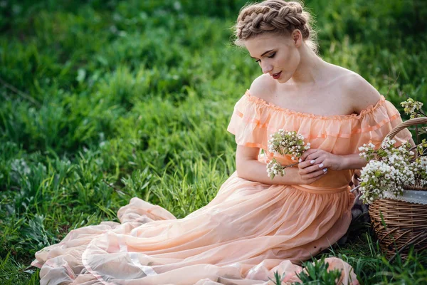 Meisje Met Blond Haar Een Lichte Jurk Bloeiende Tuin Concept — Stockfoto